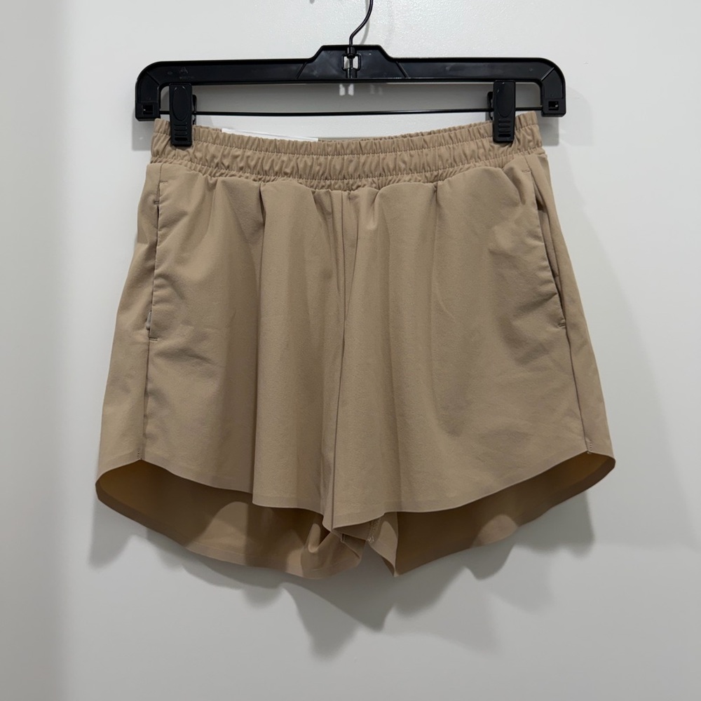 NEW UNIQLO Women’s Ultra Stretch Active Shorts- Beige (Size XS)